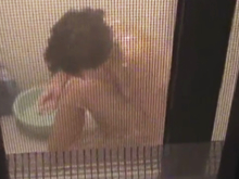 民家の浴室をのぞいて女性のシャワー姿やムダ毛の処理姿を盗撮