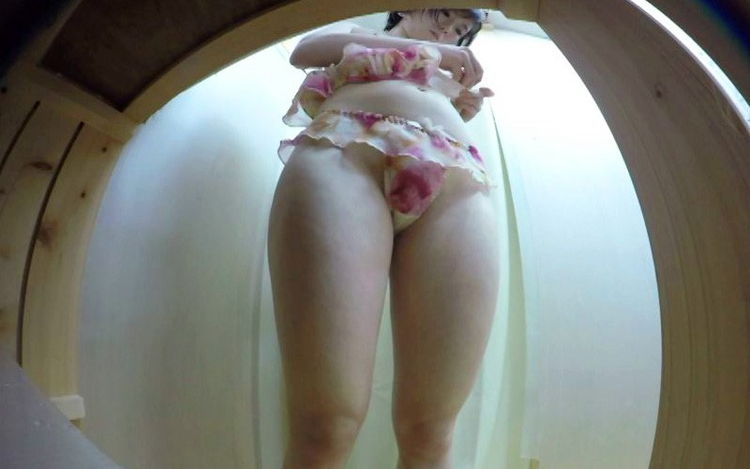 VRで女子のシャワールームを覗く…10